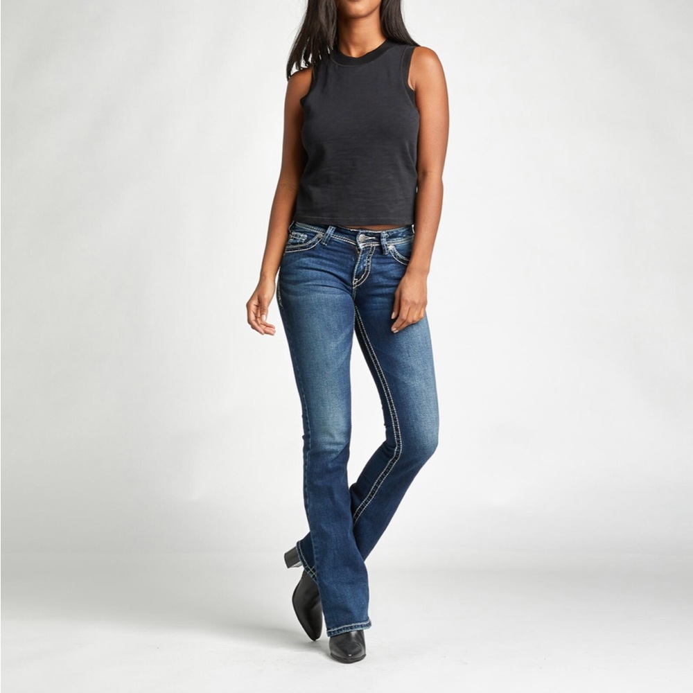 Women’s suki bootcut Express Silver jeans. 5 pocket styling with zip fly.